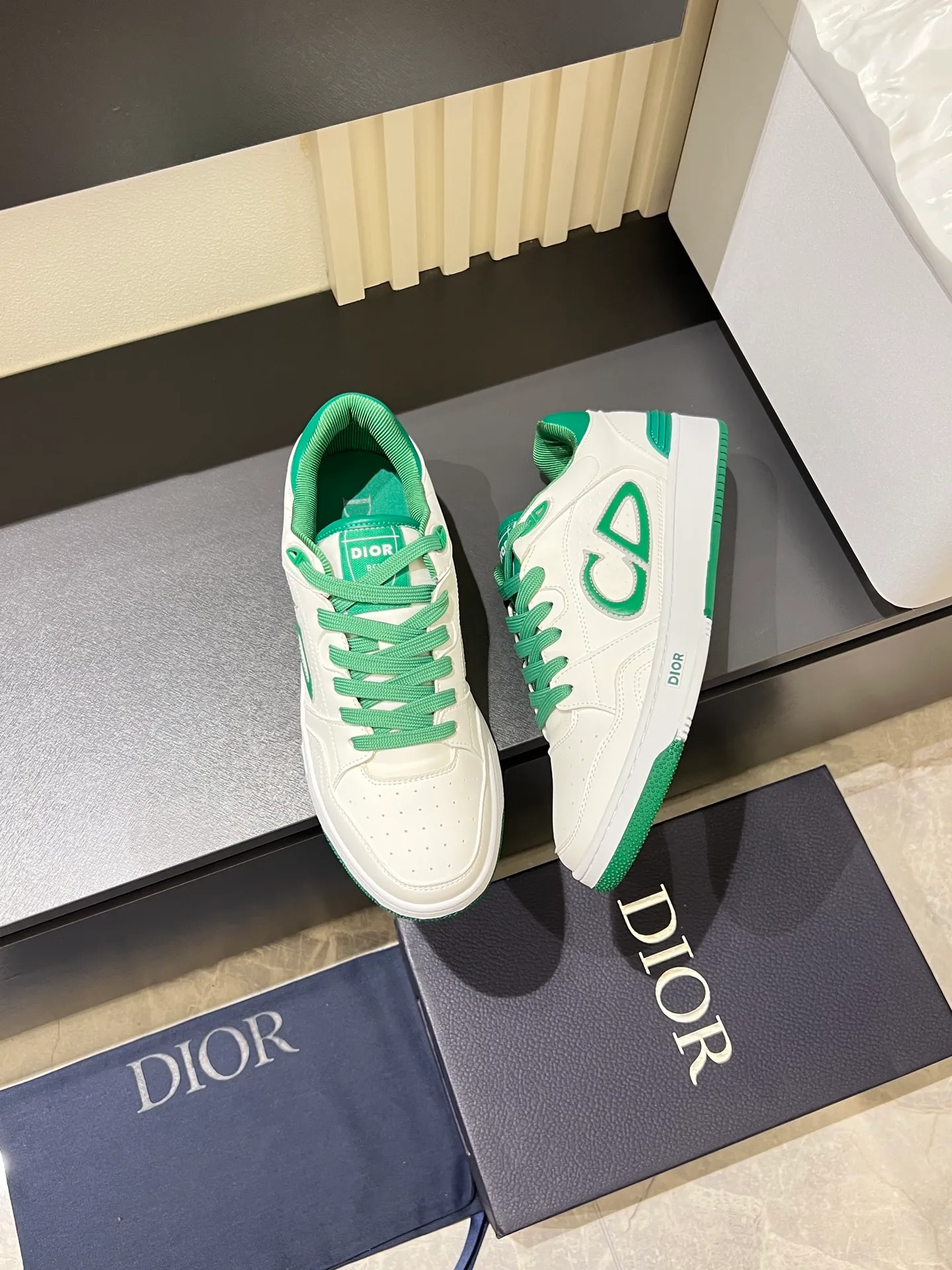 Men's shoes 💰p440 "Dio*" mid-top B27 casual sneakers. This B27 high-top sneaker is a new product in the series and continues Di*r's classic style. Crafted from gray and white smooth calf leather with beige and black Oblique print panels on the sides. The "CD Icon" shaped shoelace eyelets are clever and delicate, and the two-color rubber sole, rear collar and heel are all equipped with the brand's iconic details to enhance the style. Oblique printed straps at the ankle allow for an adjustable fit to complement the overall design. Fashionable and versatile, it can complement any look. Create an exquisite design with unique dynamic vitality and modern atmosphere, presented in low-top and high-top styles. This new must-have shoe adds a new dimension to Dior's archive heritage, embodying modern elegance. Purchase the original version and make it 1:1. If you need top quality, please come to me! Male 38-44!
